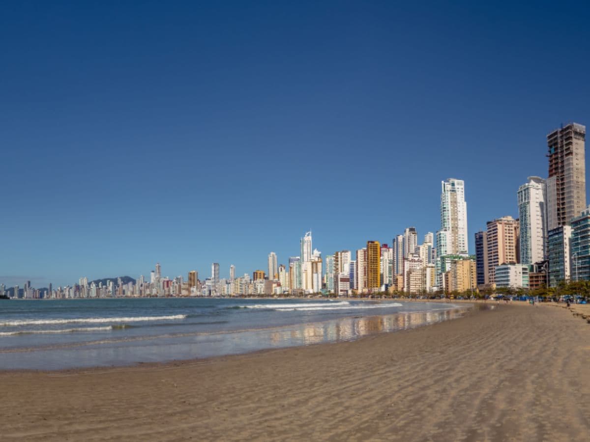 Orla de Balneário Camboriú - Vista do skyline durante o dia