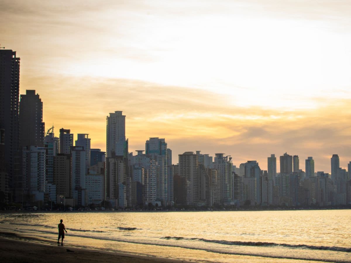 Skyline de Balneário Camboriú ao pôr do sol