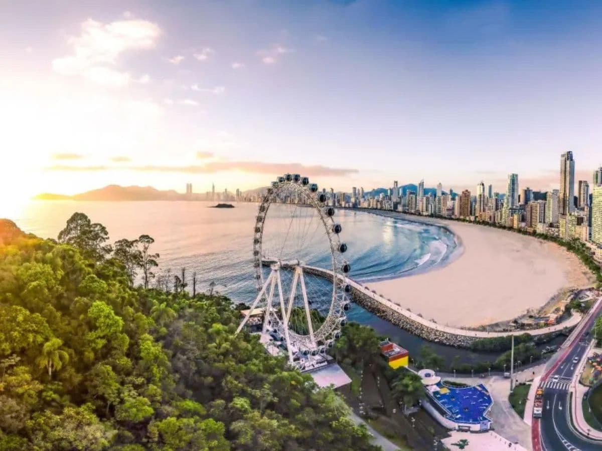 Vista aérea panorâmica de Balneário Camboriú